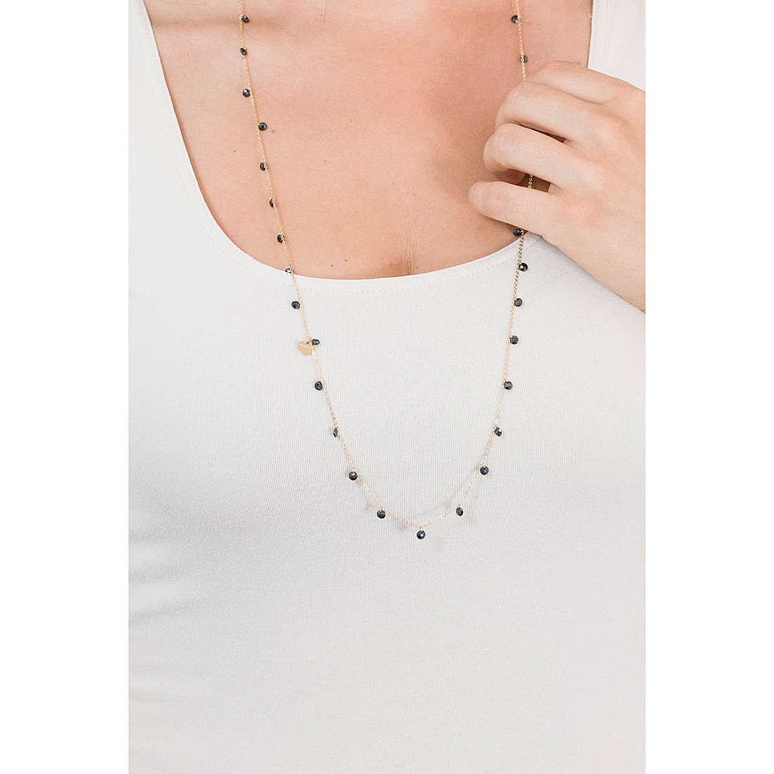 Rebecca necklaces Lucciole woman SLCKON03 wearing