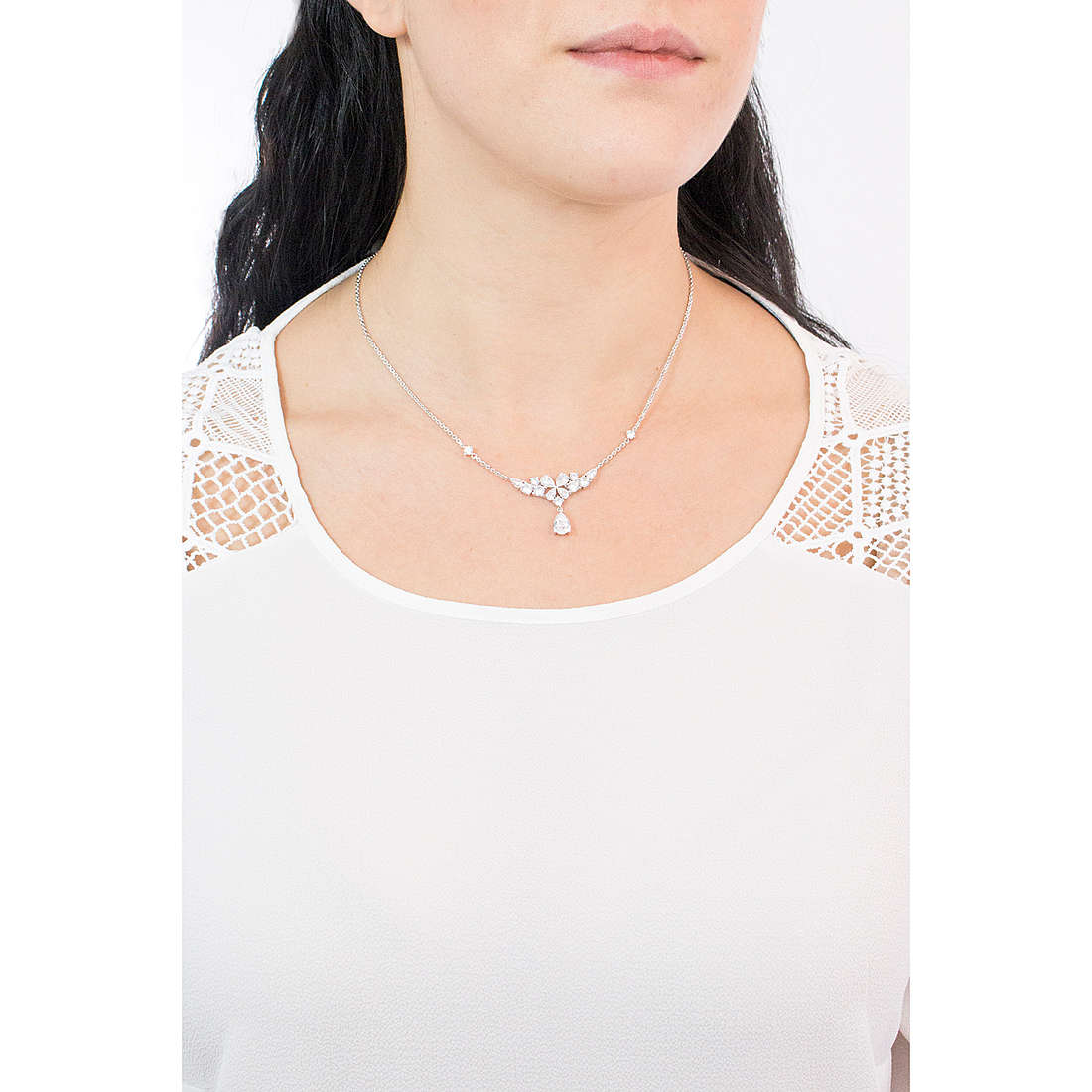 Comete necklaces Farfalle woman GLA 150 wearing