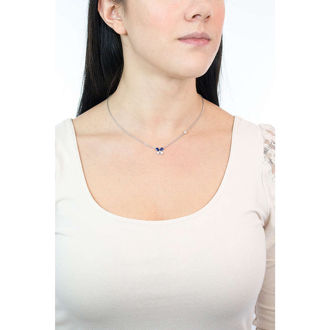 Comete necklaces Farfalle woman GLA 158 wearing