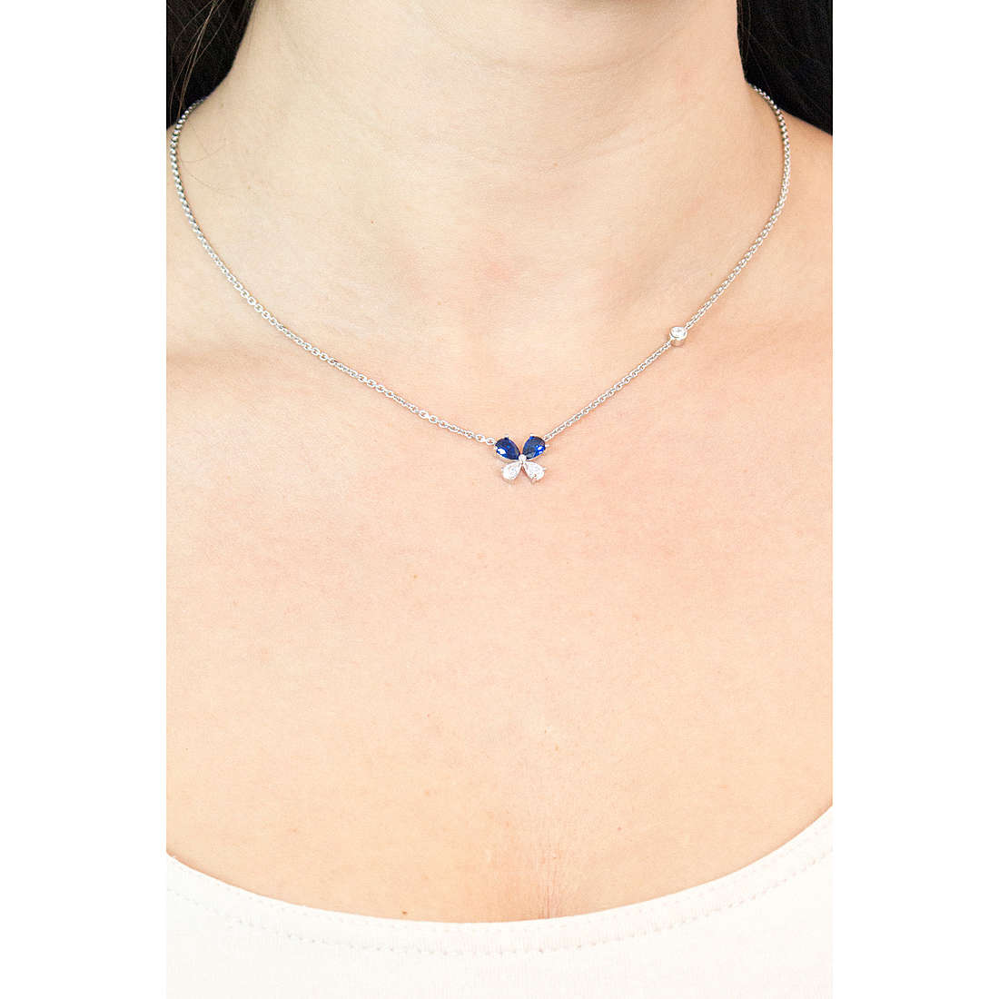 Comete necklaces Farfalle woman GLA 158 wearing
