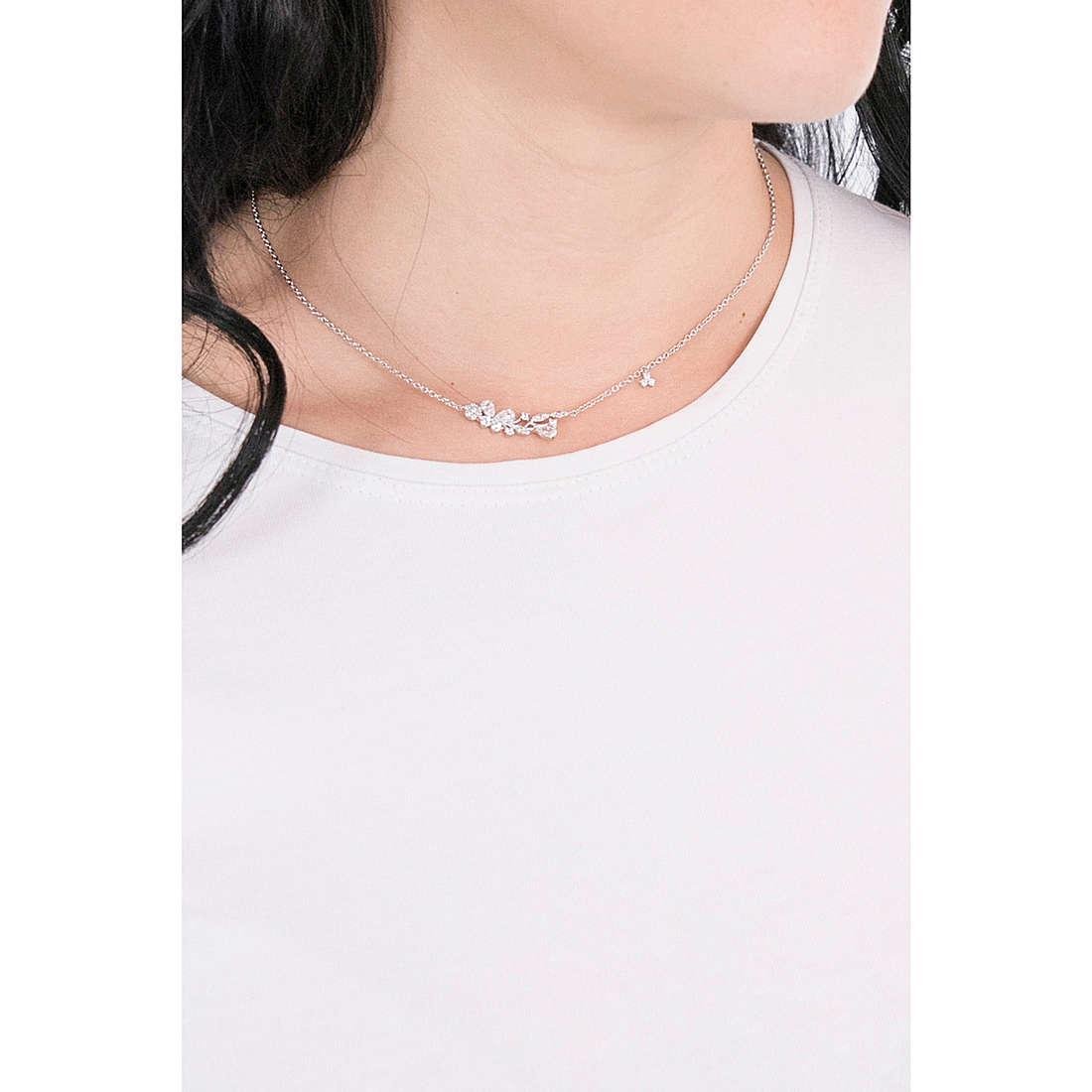 Comete necklaces Farfalle woman GLA 160 wearing