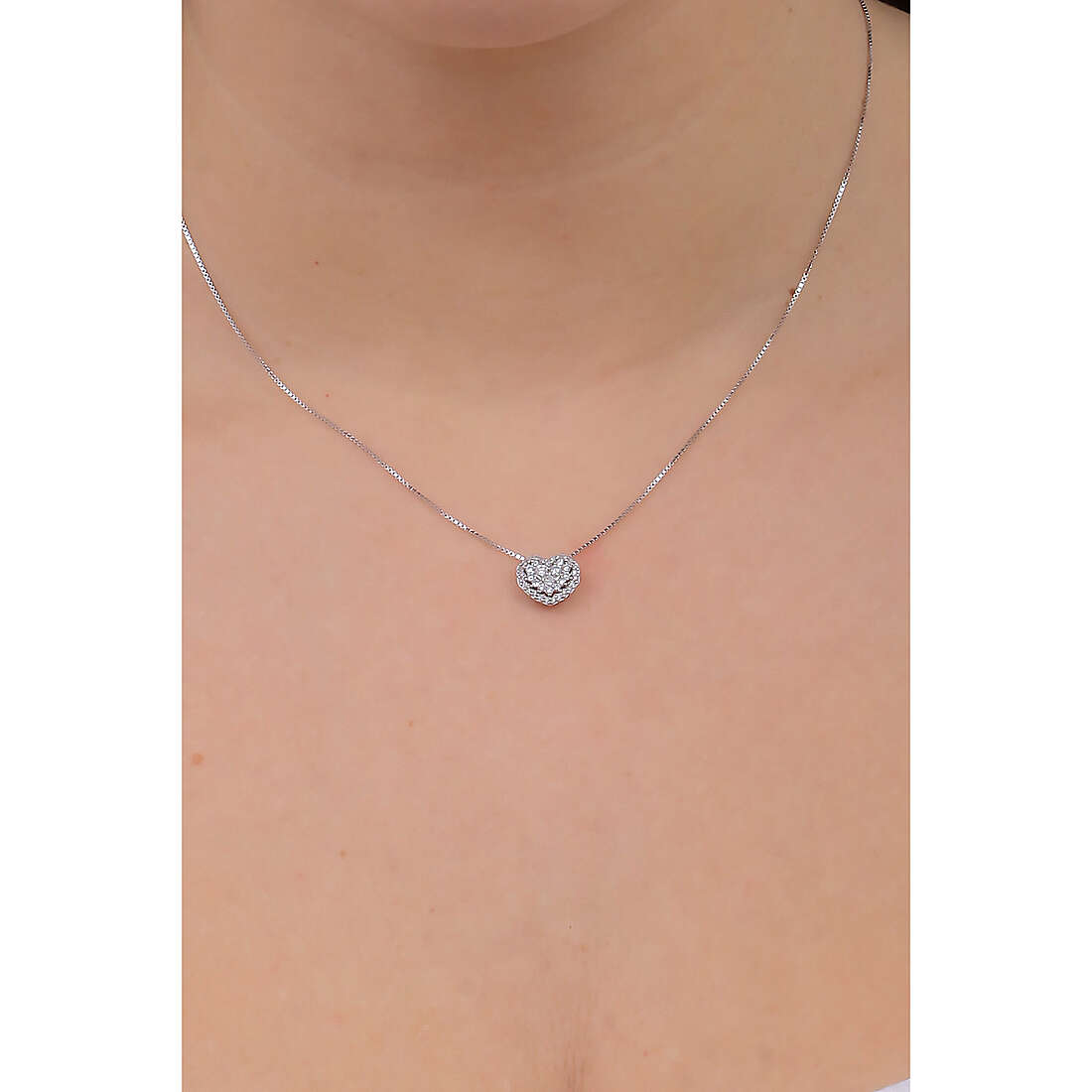 Comete necklaces Love Heart woman GLB 1471 wearing