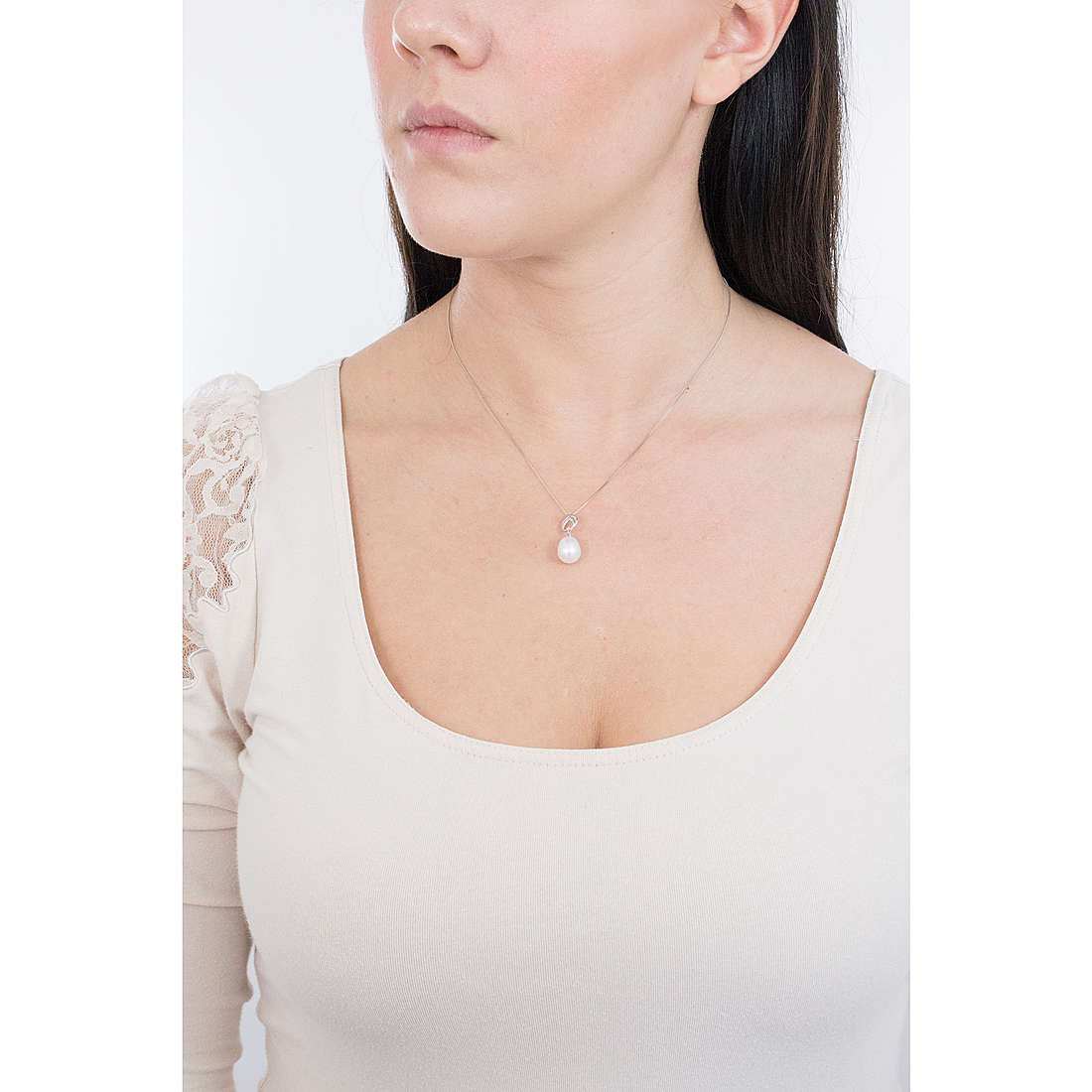 Comete necklaces Fantasia di Perle woman GLP 547 wearing