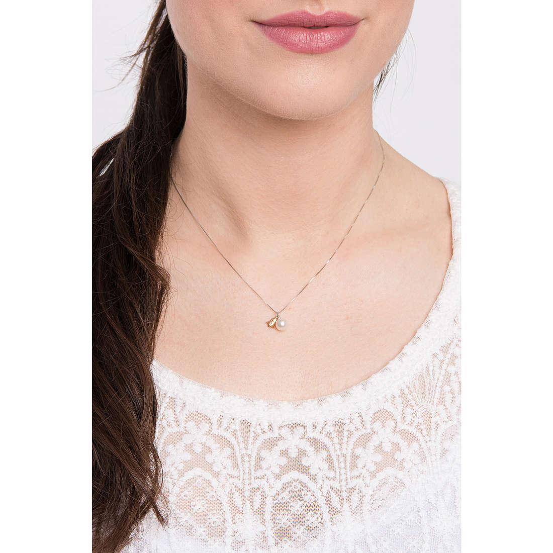 Comete necklaces Ceremony woman GLP 530 wearing