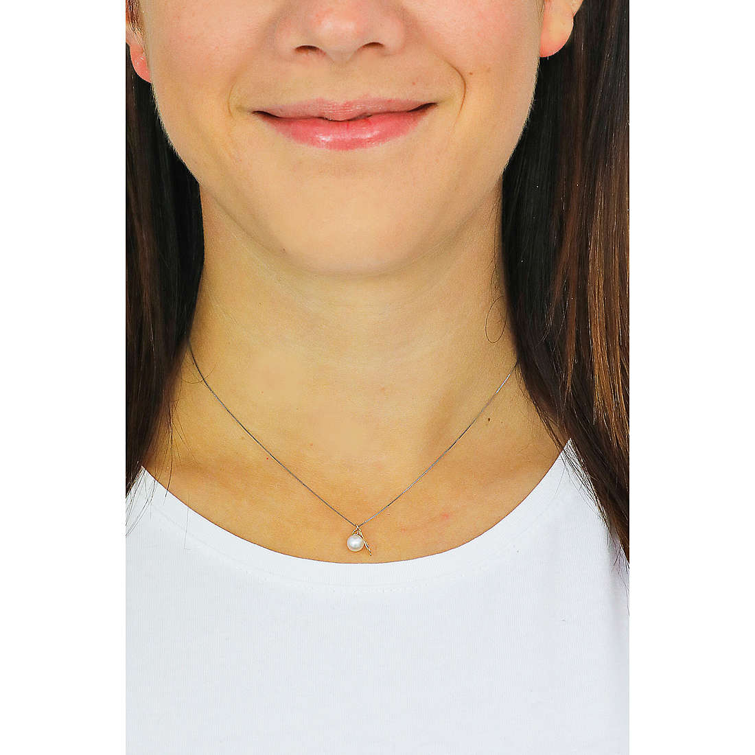 Comete necklaces Ceremony woman GLP 598 wearing