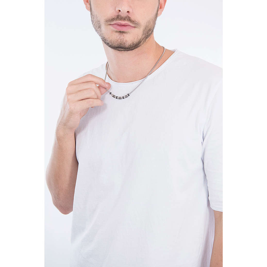 2Jewels necklaces Blockchain man 251670 wearing