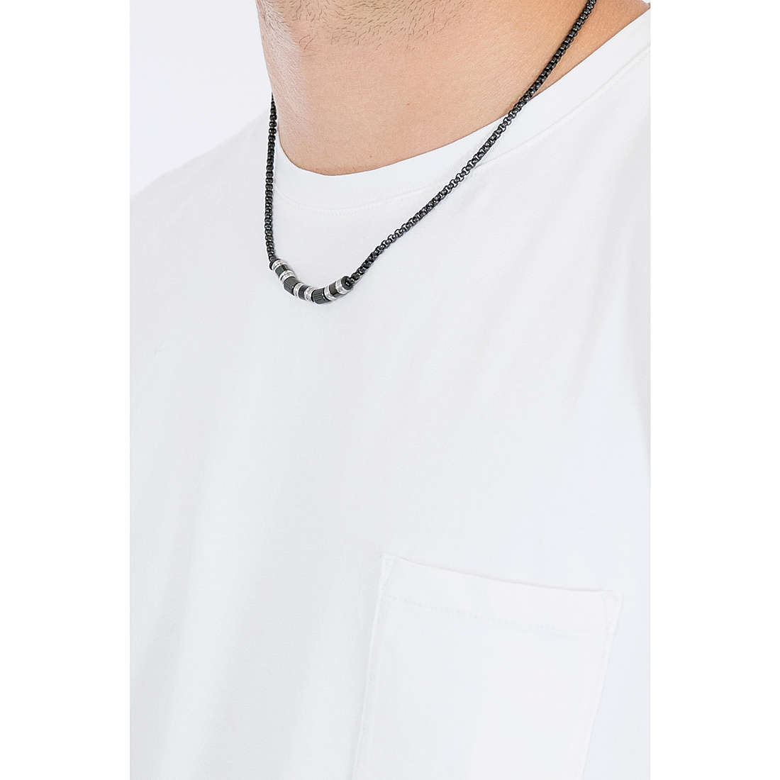 2Jewels necklaces Blockchain man 251671 wearing