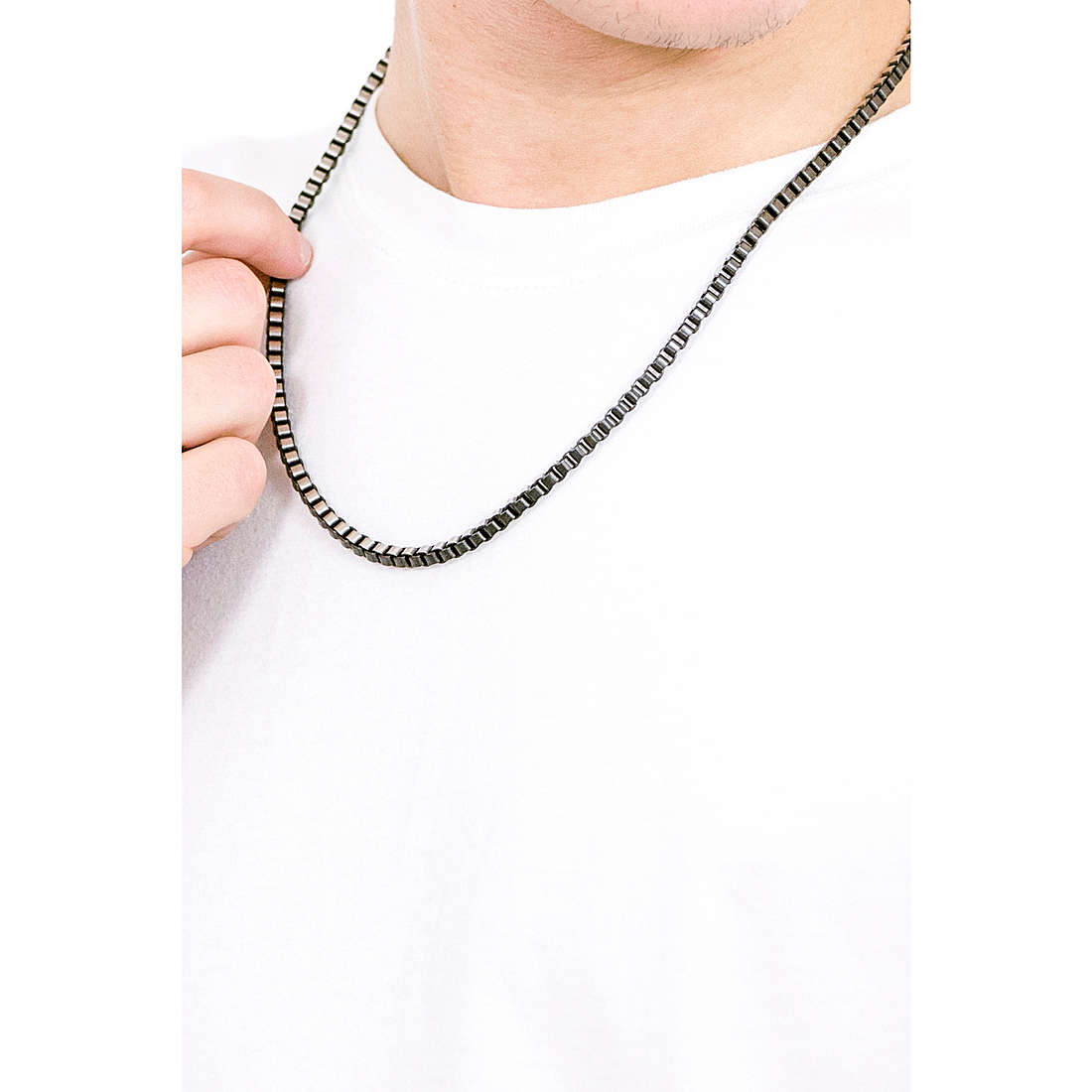 2Jewels necklaces Blockchain man 251736 wearing
