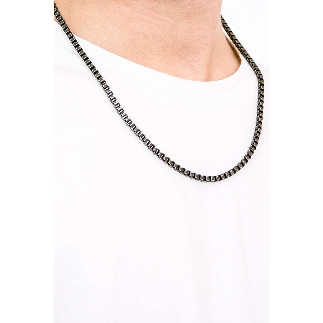 2Jewels necklaces Blockchain man 251737 wearing