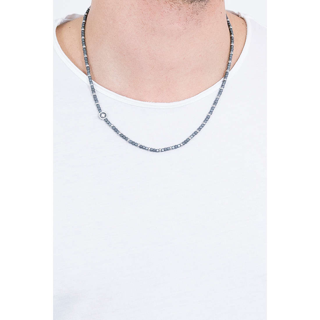 Comete necklaces Life man UGL 641 wearing