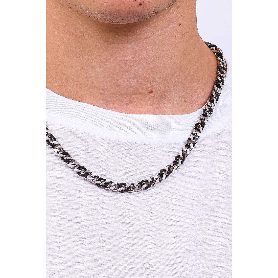 Comete necklaces Chain man UGL 703 wearing