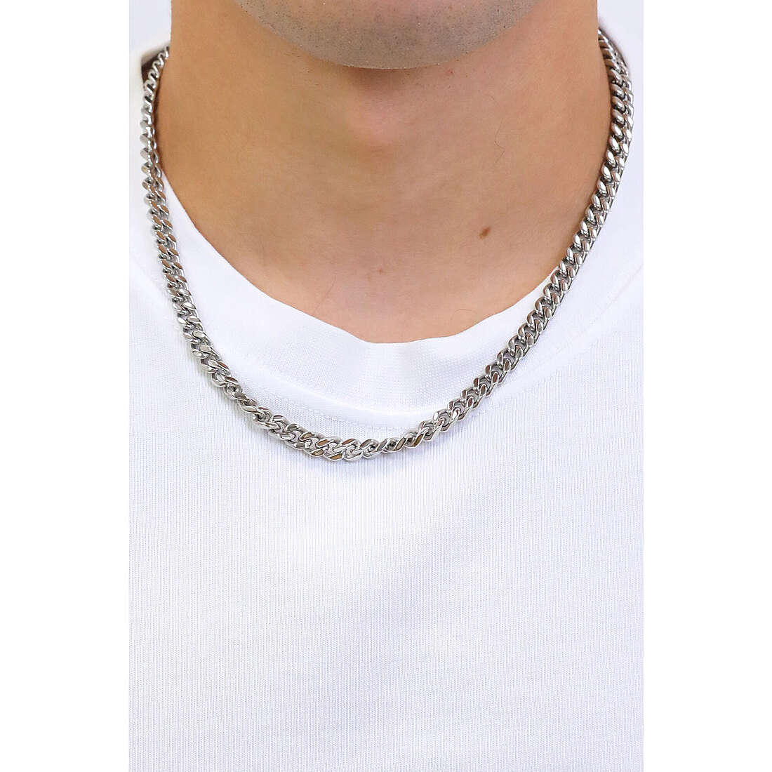 Comete necklaces Chain man UGL 726 wearing