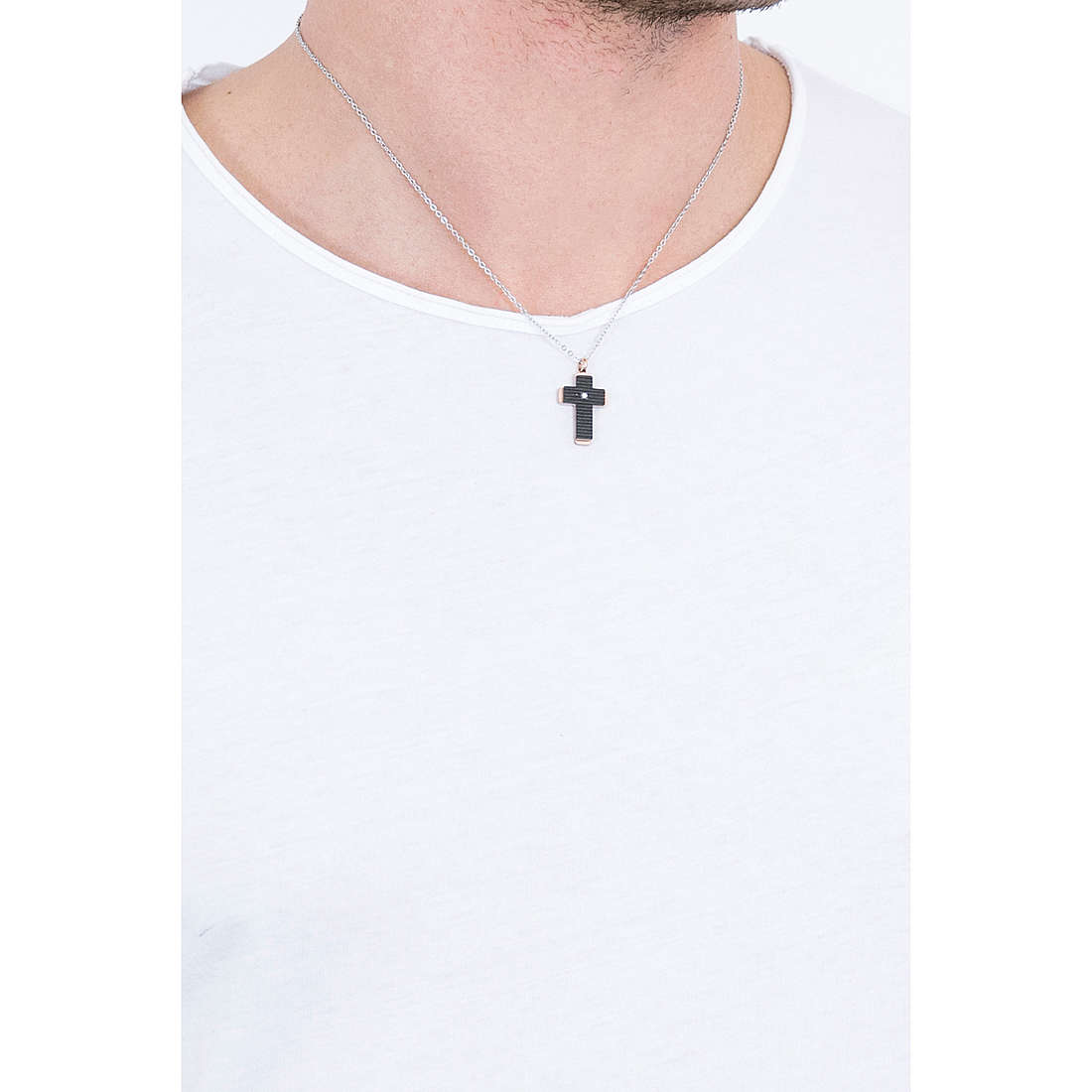 Comete necklaces Cross man UGL 638 wearing