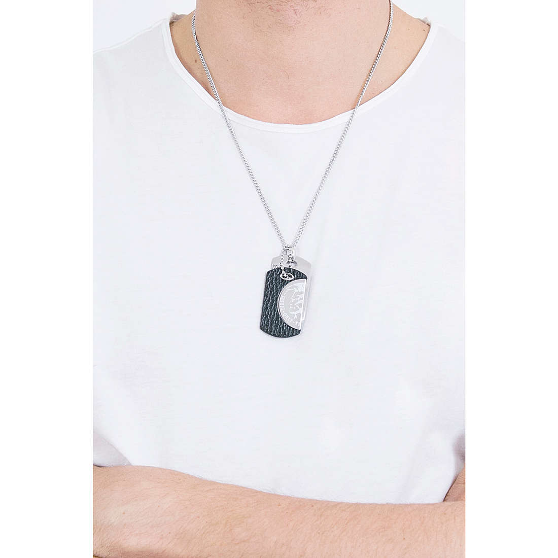 Diesel necklaces Double Dogtags man DX0289040 wearing