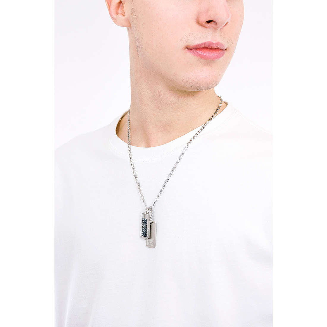 Diesel necklaces Double Dogtags man DX1246040 wearing