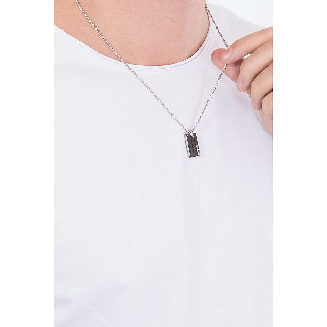 Fossil necklaces Dress man JF03126998 wearing