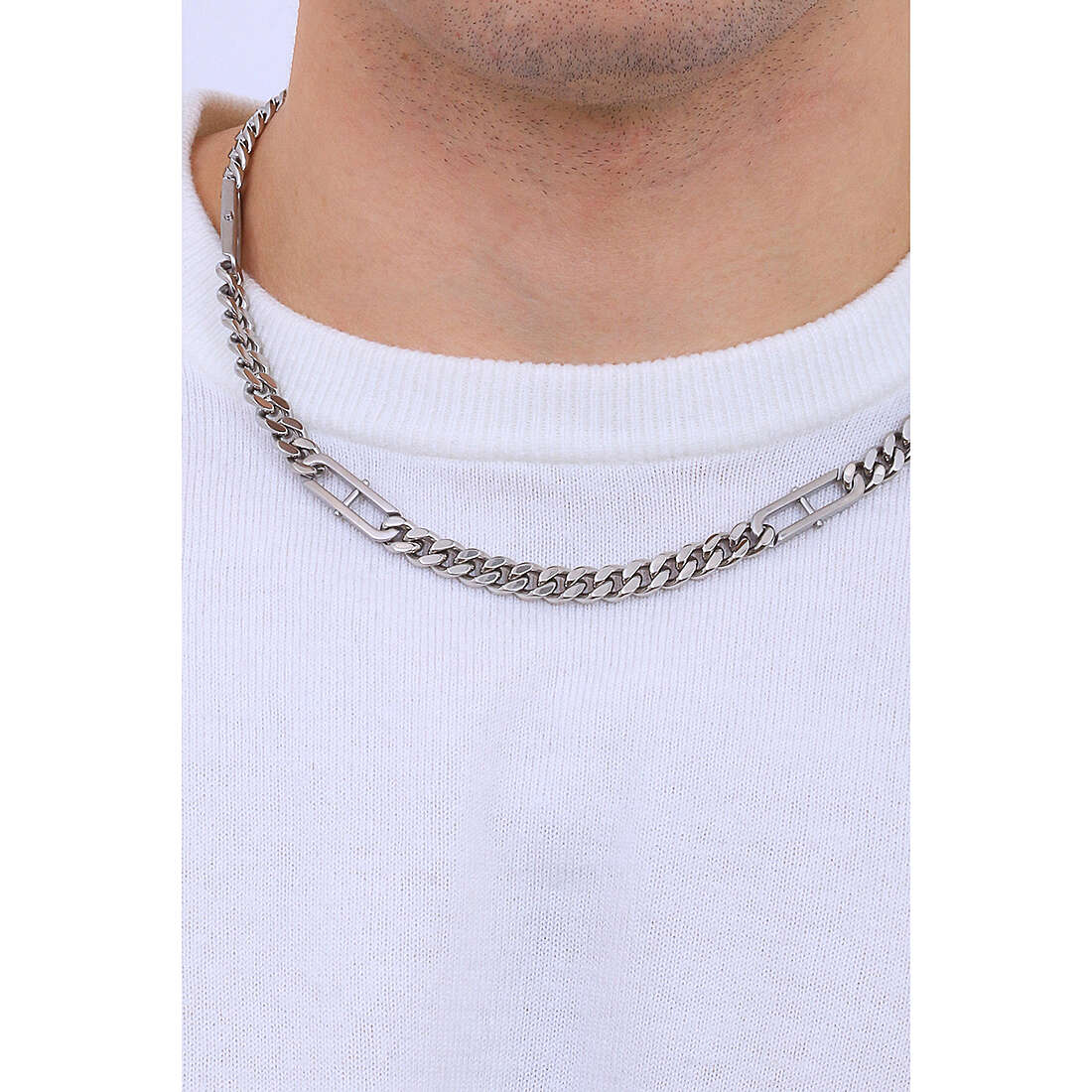 Fossil necklaces Heritage man JF04356040 wearing