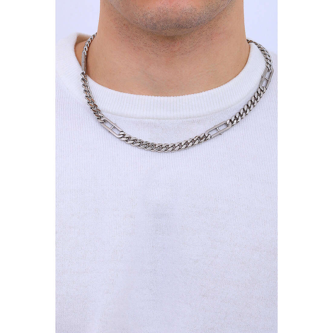 Fossil necklaces Heritage man JF04356040 wearing
