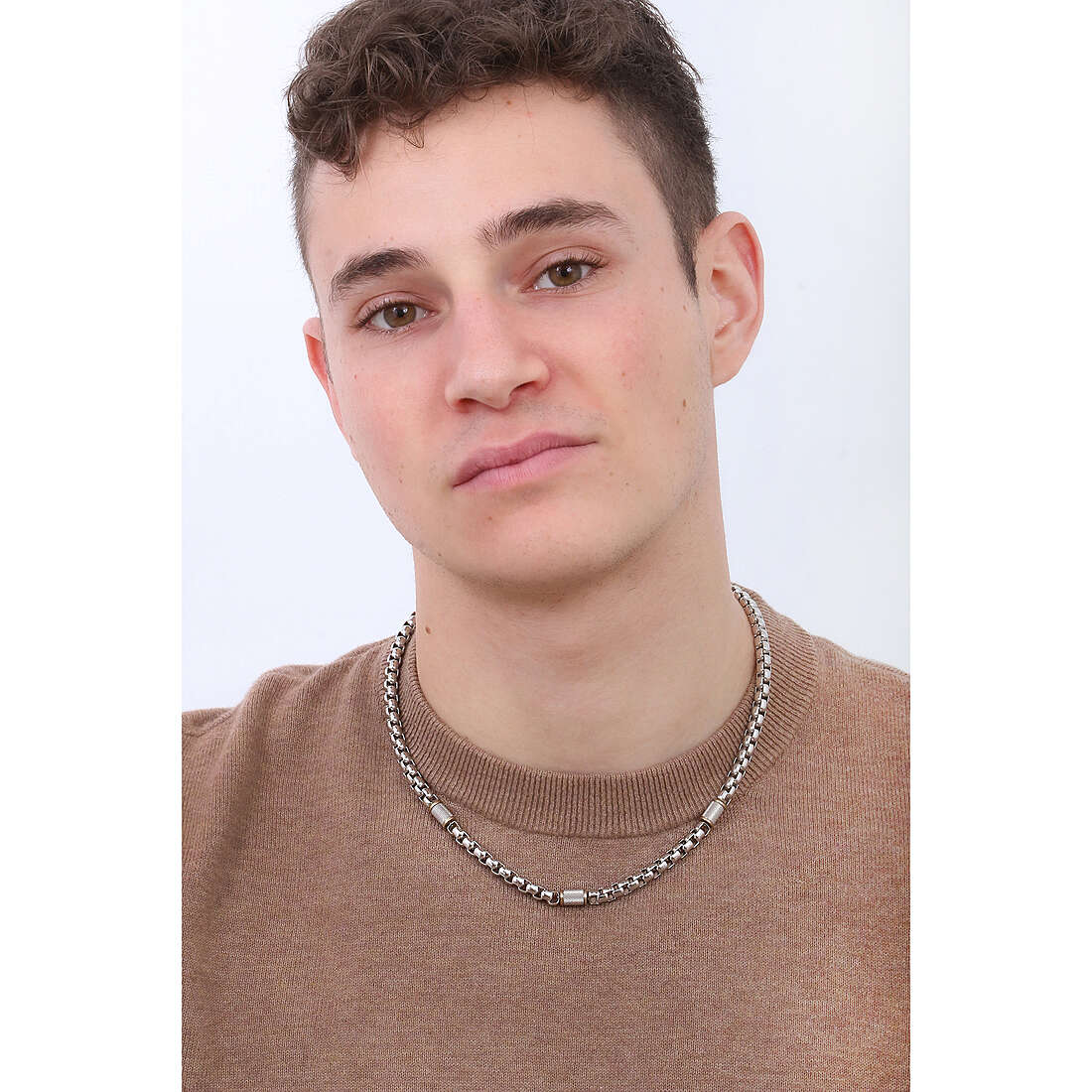 Fossil necklaces Jewelry man JF04145998 wearing