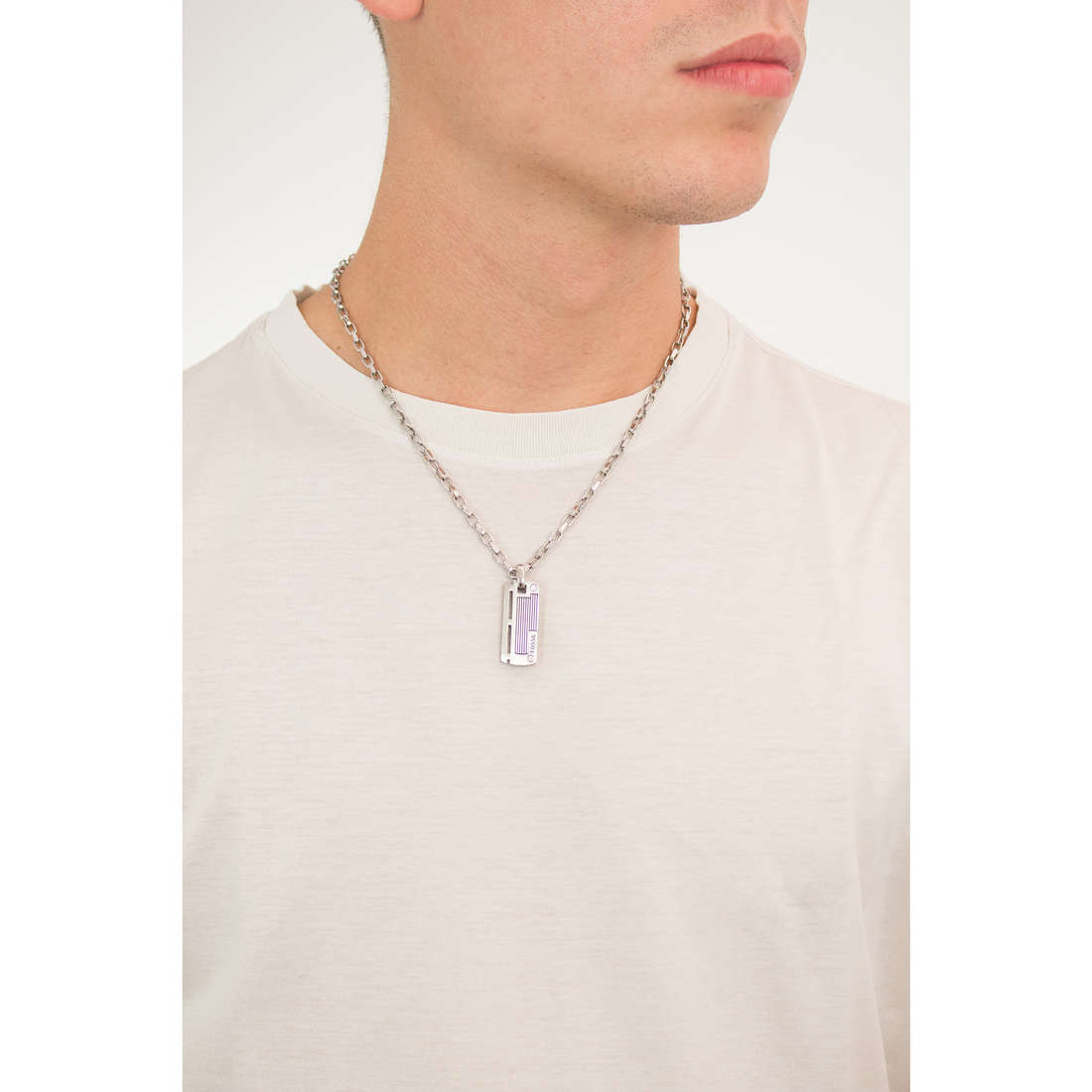 Fossil necklaces man JF84466040 wearing