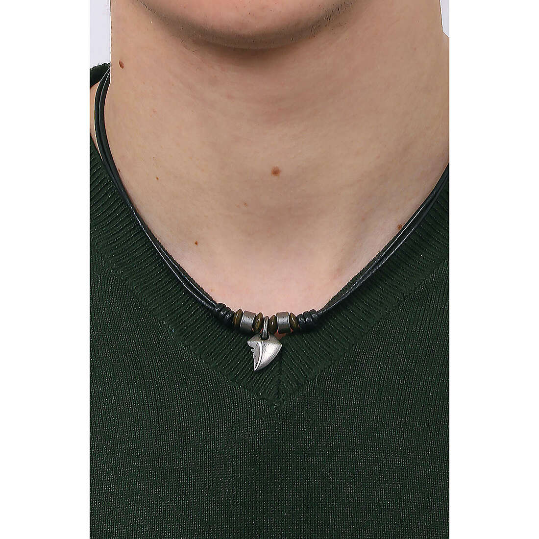 Fossil necklaces man JF85832040 wearing