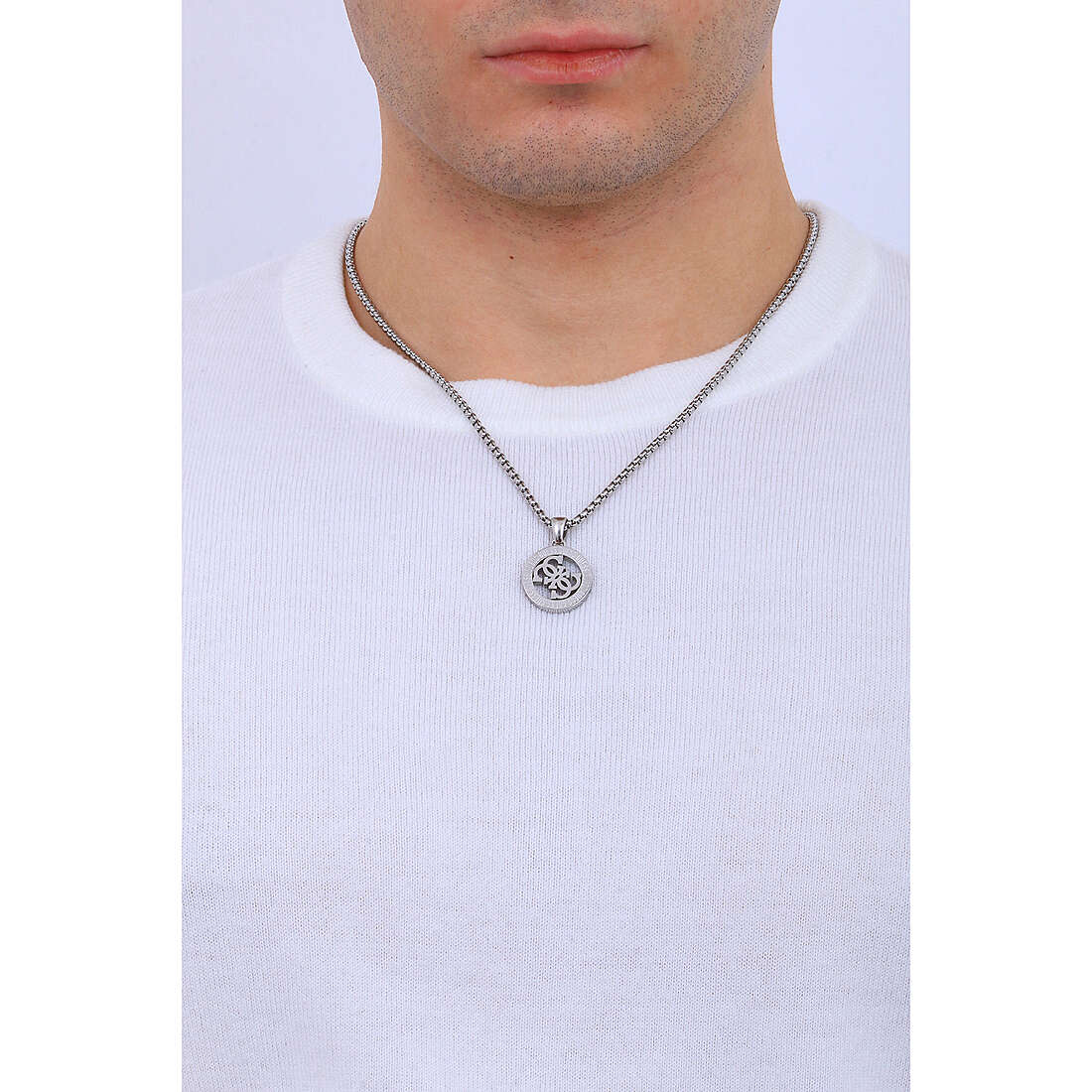 Guess necklaces 4G Icon man JUMN02116JWSTT-U wearing