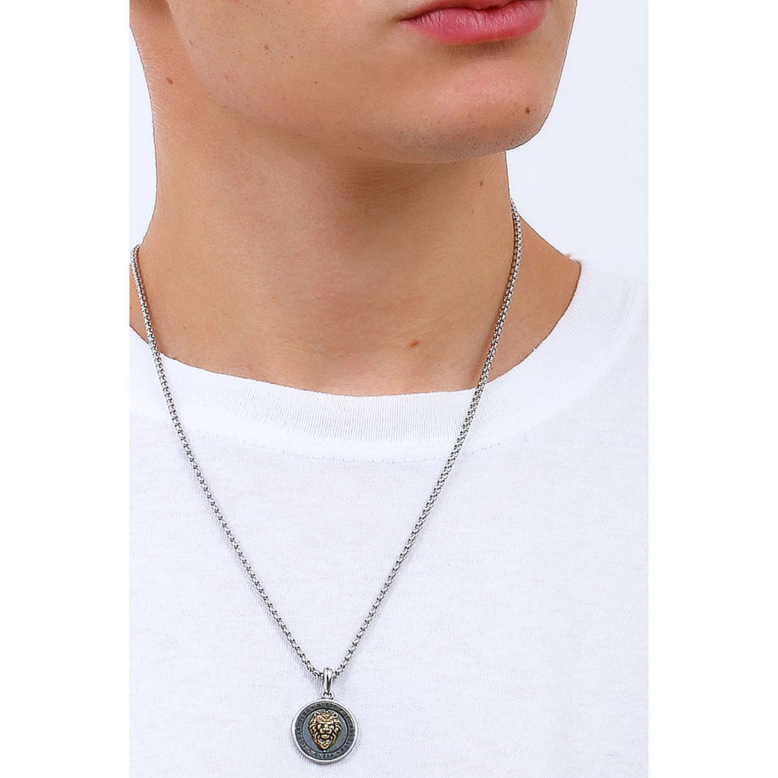 Guess necklaces Men In Guess man JUMN78003JW wearing