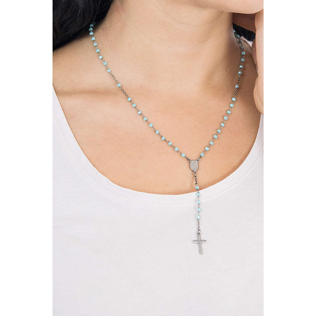 Amen necklaces Rosari woman CRONT4 wearing