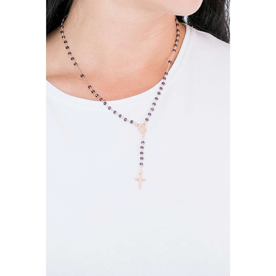 Amen necklaces Rosari woman CRORL4 wearing