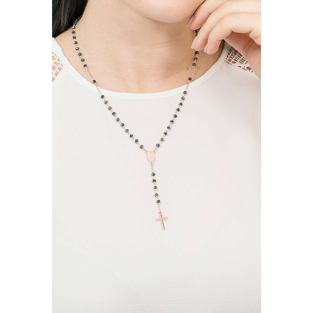 Amen necklaces Rosari woman CRORVB4 wearing