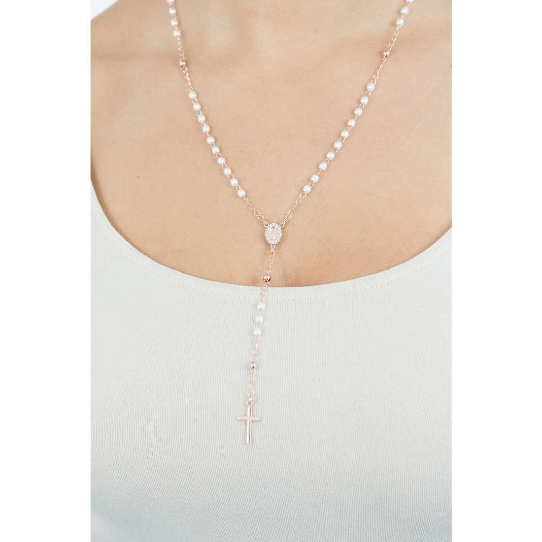 Amen necklaces woman CRORBZ-M4 wearing