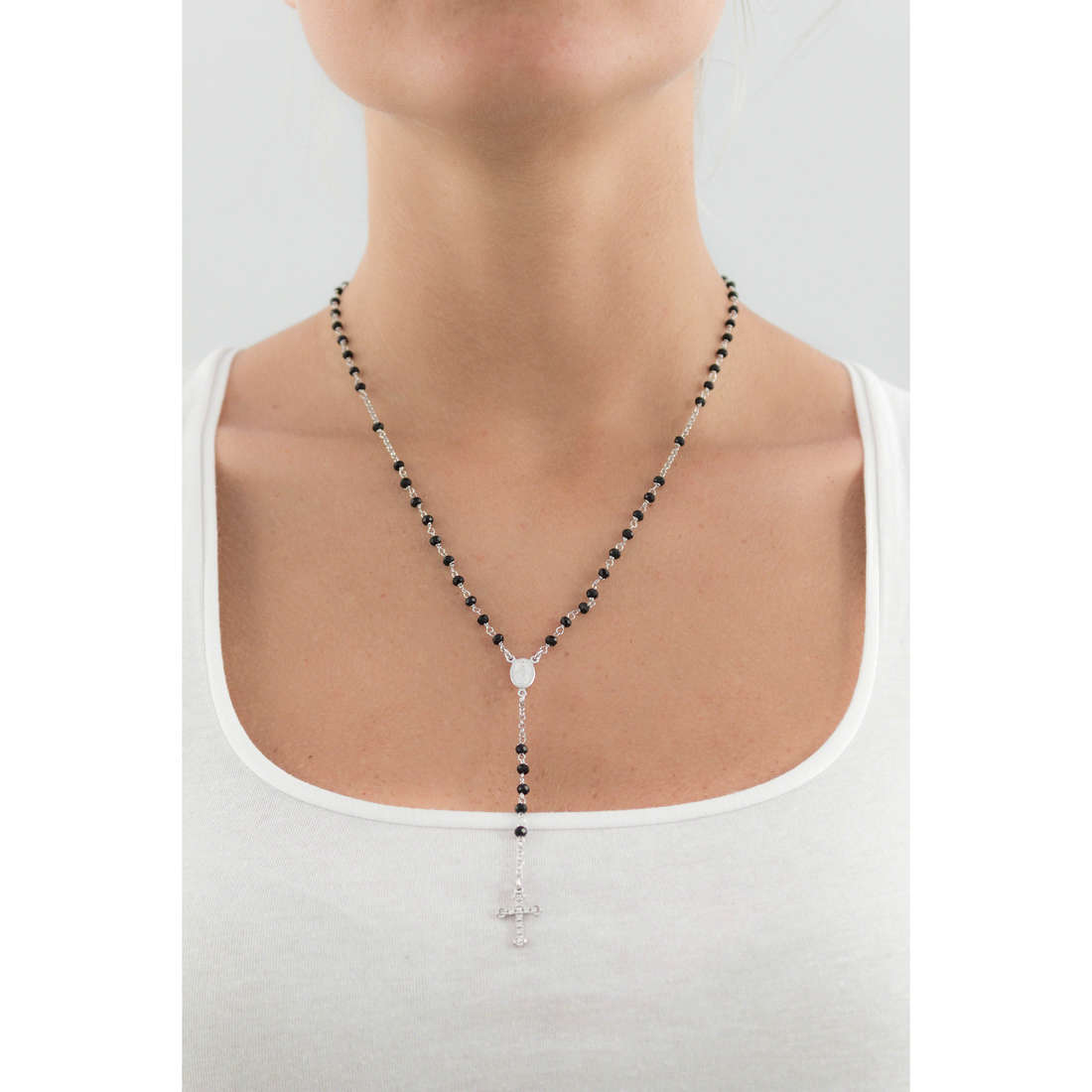 Amen necklaces Rosario woman CROBNZ4 wearing