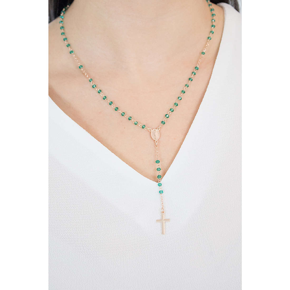 Amen necklaces Rosario woman CRORV4 wearing