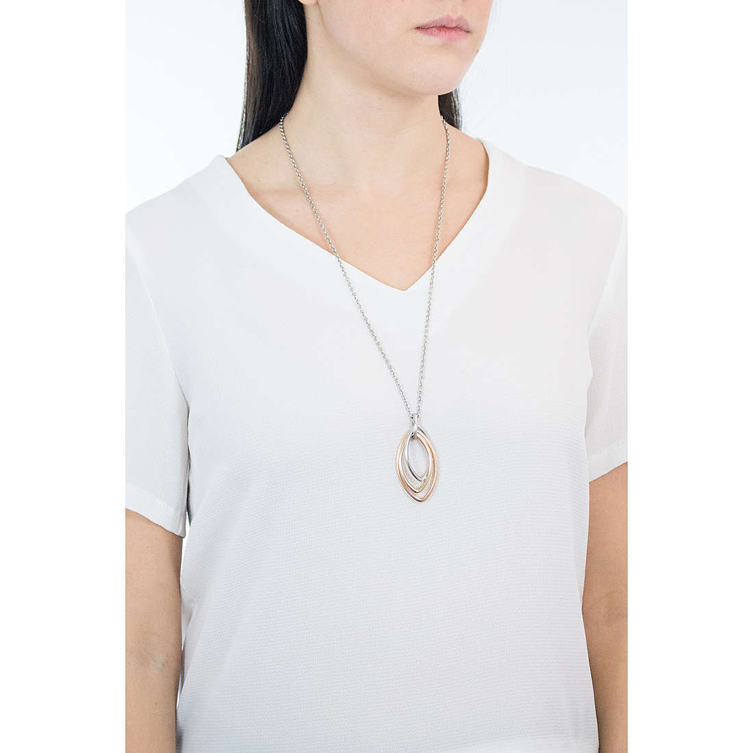 Fossil necklaces Classics woman JF02779998 wearing