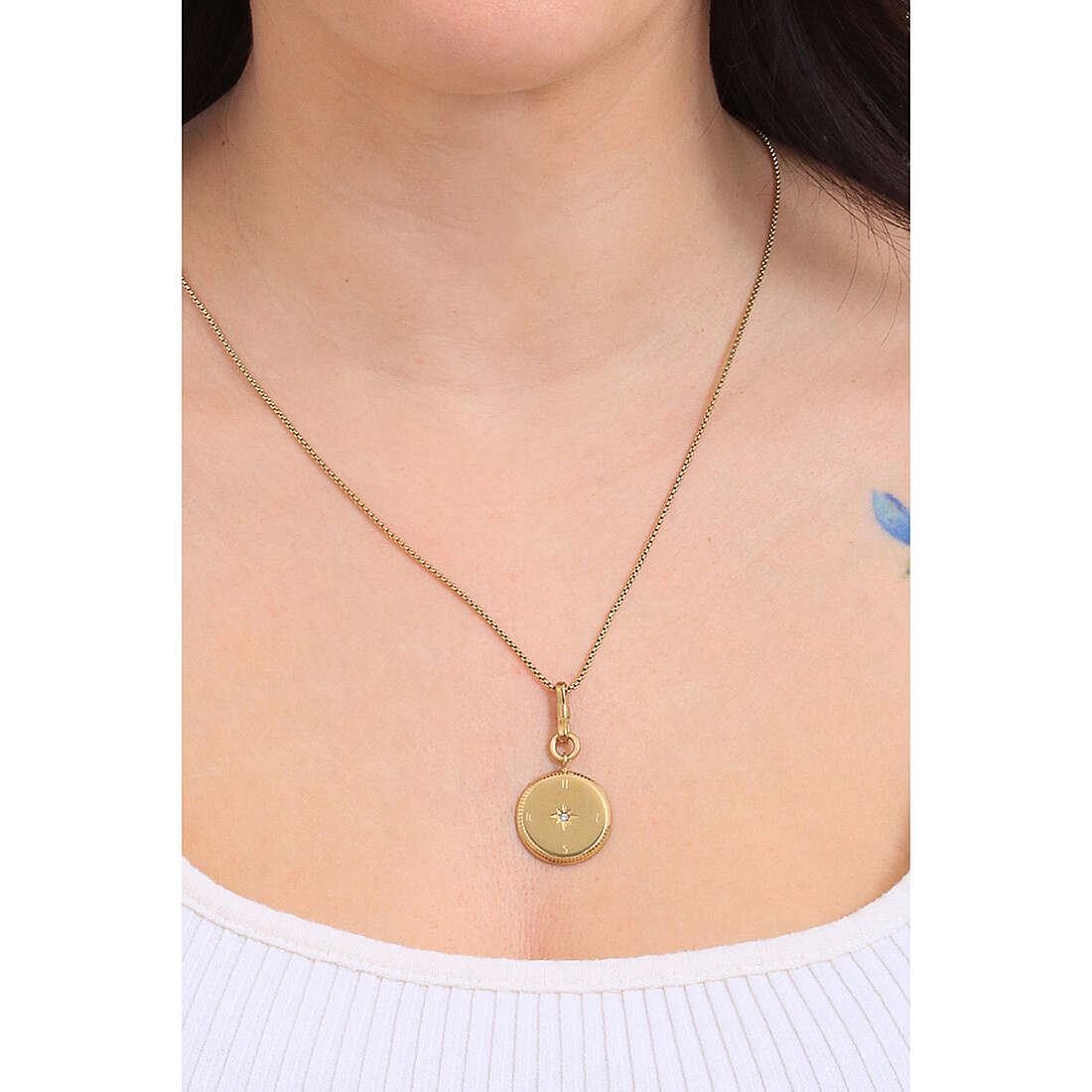 Fossil necklaces Georgia woman JF03934710 wearing