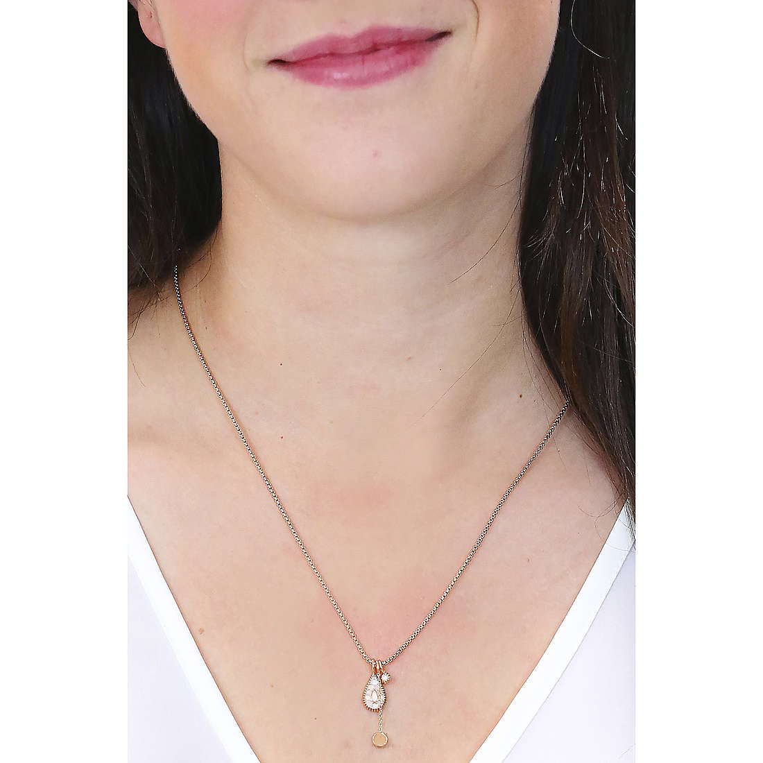 Fossil necklaces woman JF04153791 wearing