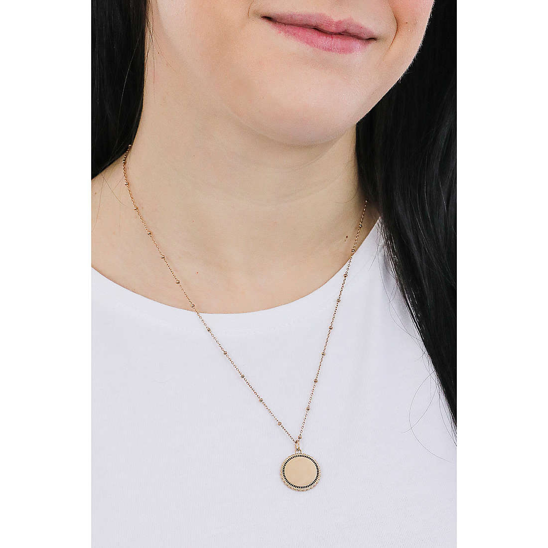 Fossil necklaces Vintage Iconic woman JF03332791 wearing