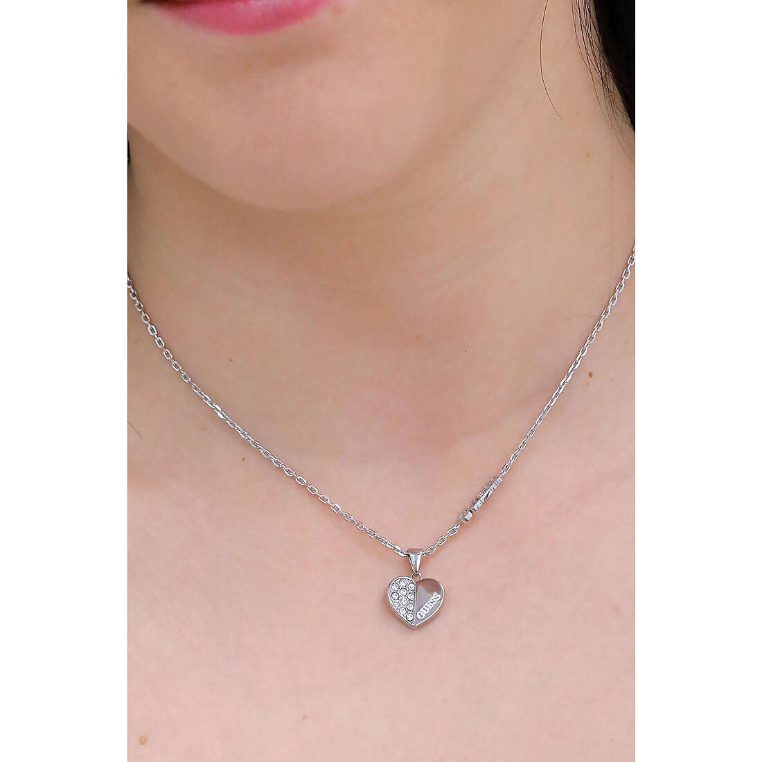 Guess necklaces Lovely woman JUBN03035JWRH wearing