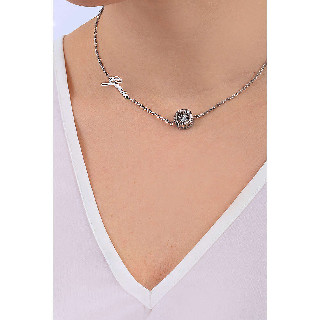 Guess necklaces Solitaire woman JUBN01459JWRHT/U wearing
