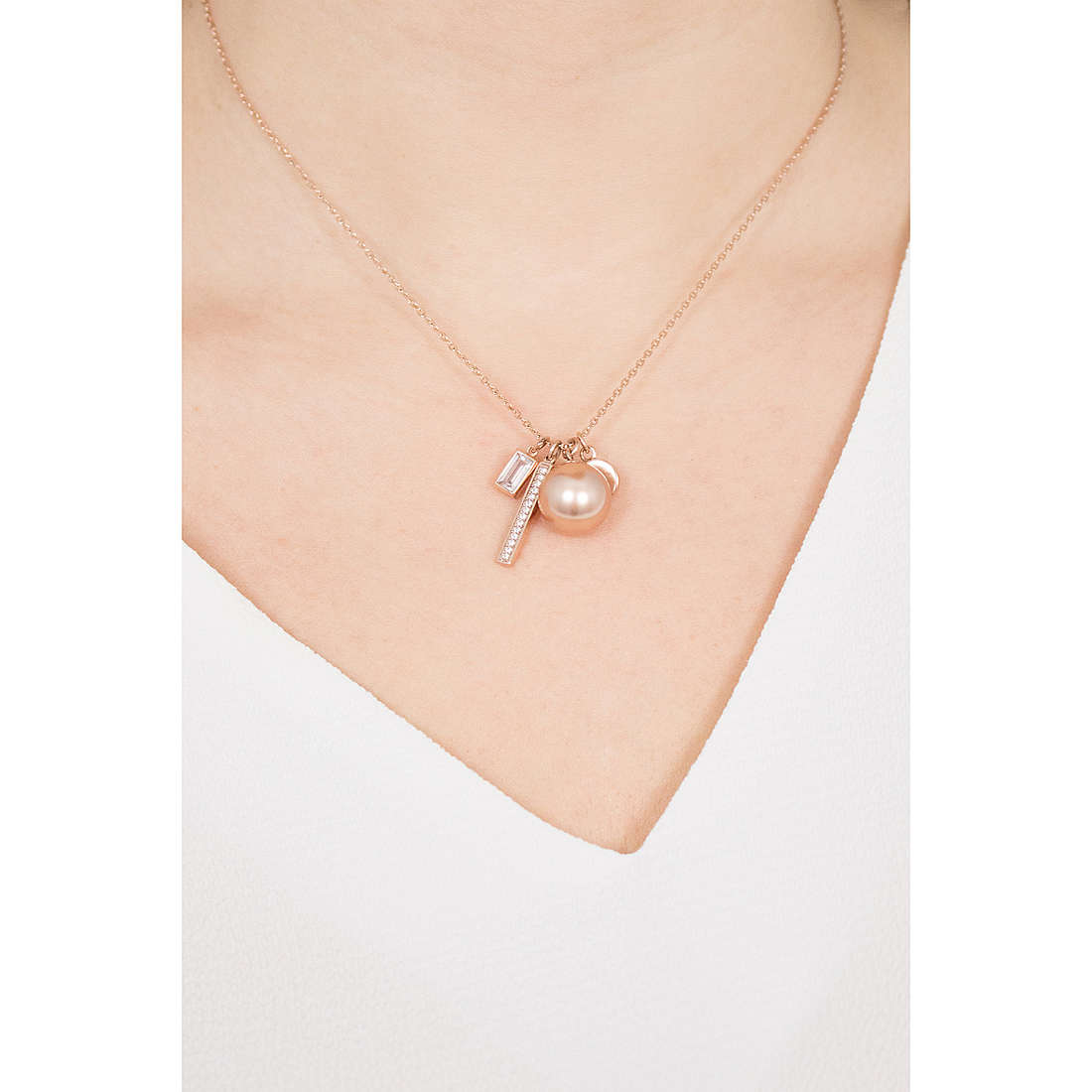 Michael Kors necklaces Brilliance woman MKJ6669791 wearing