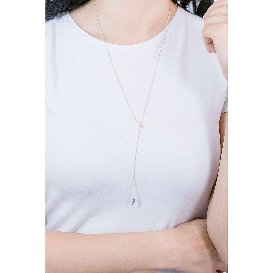 Rebecca necklaces Jolie woman SJOKAR39 wearing
