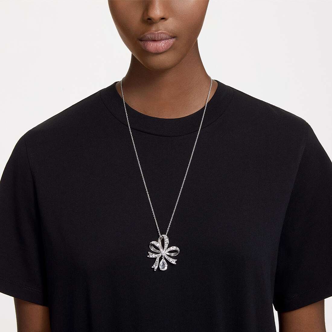 Swarovski necklaces woman 5647561 wearing