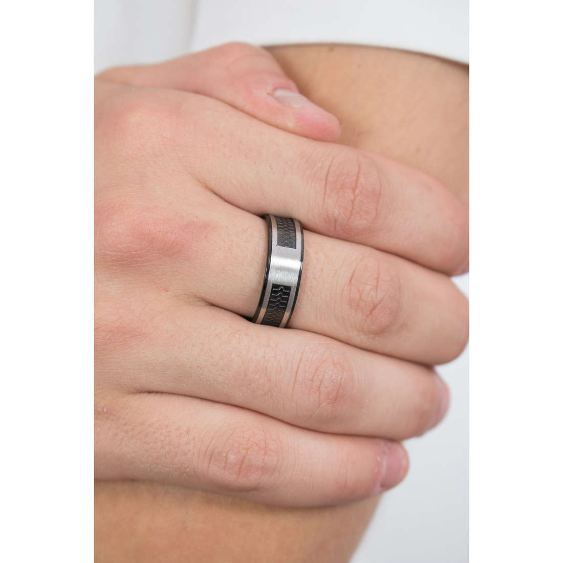 Sector rings Row man SACX06019 wearing