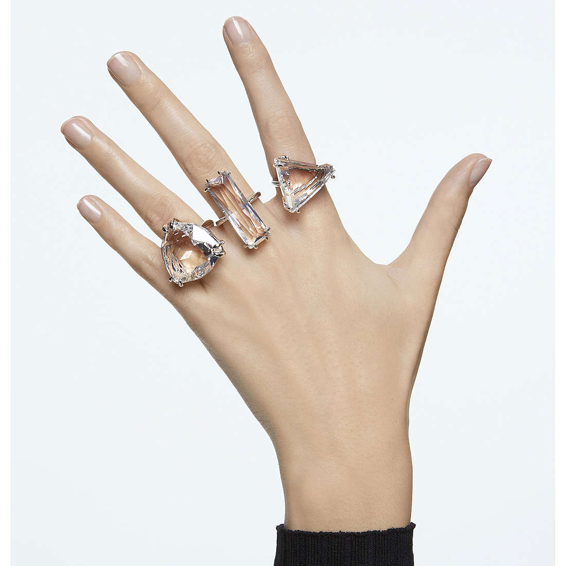 Swarovski rings Mesmera woman 5600854 wearing