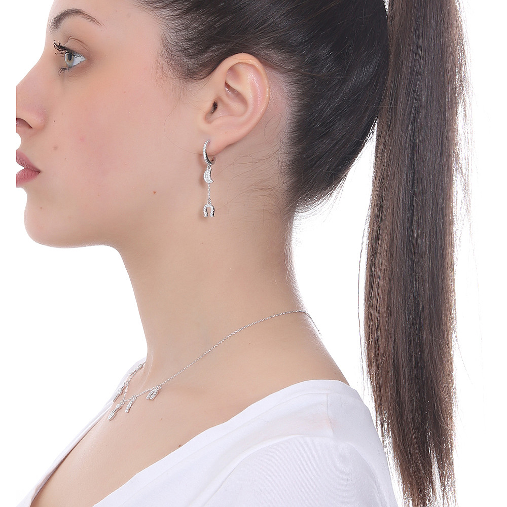 Boccadamo earrings Gaya woman GM047 wearing