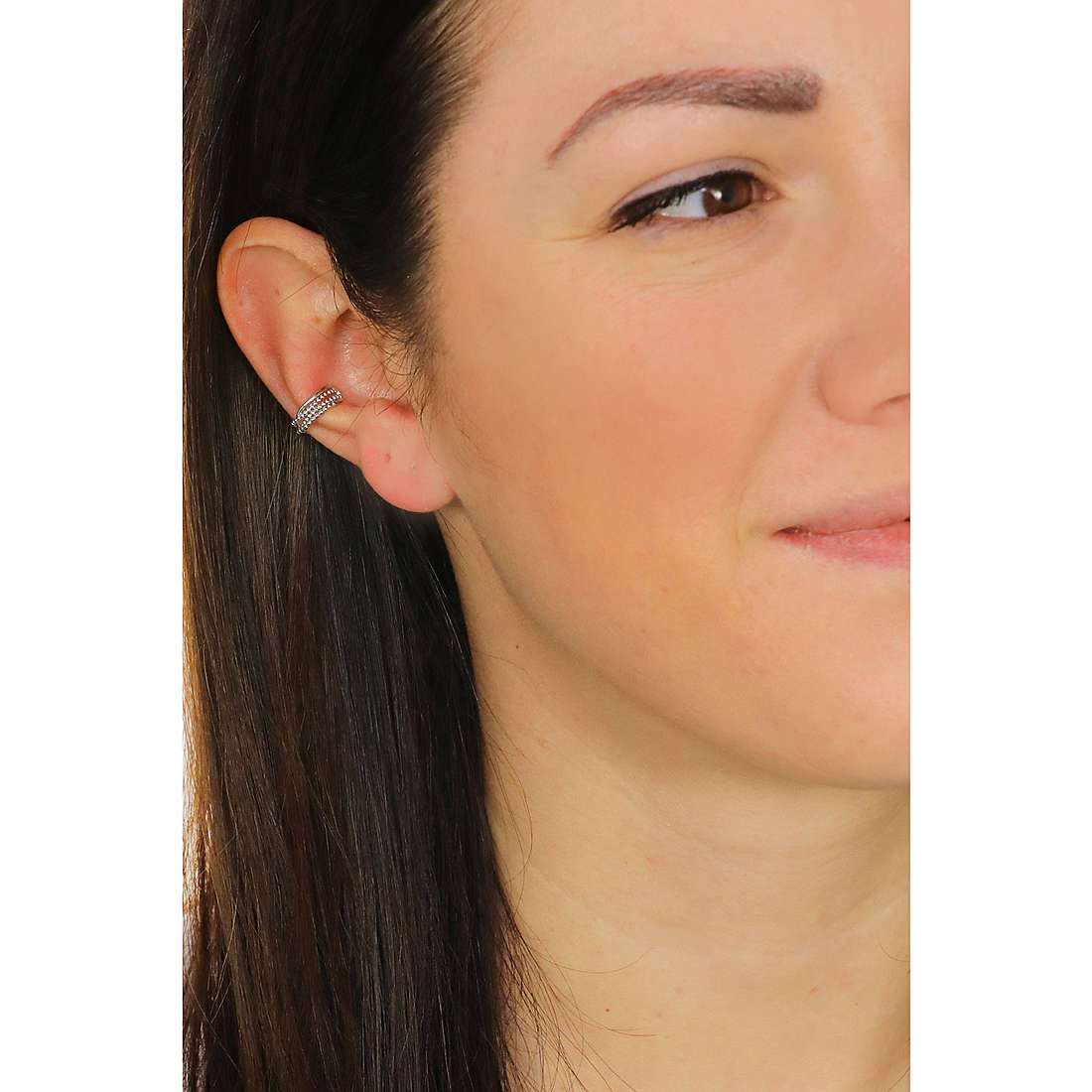 Rebecca earrings Golden ear woman SGEOBB22 wearing