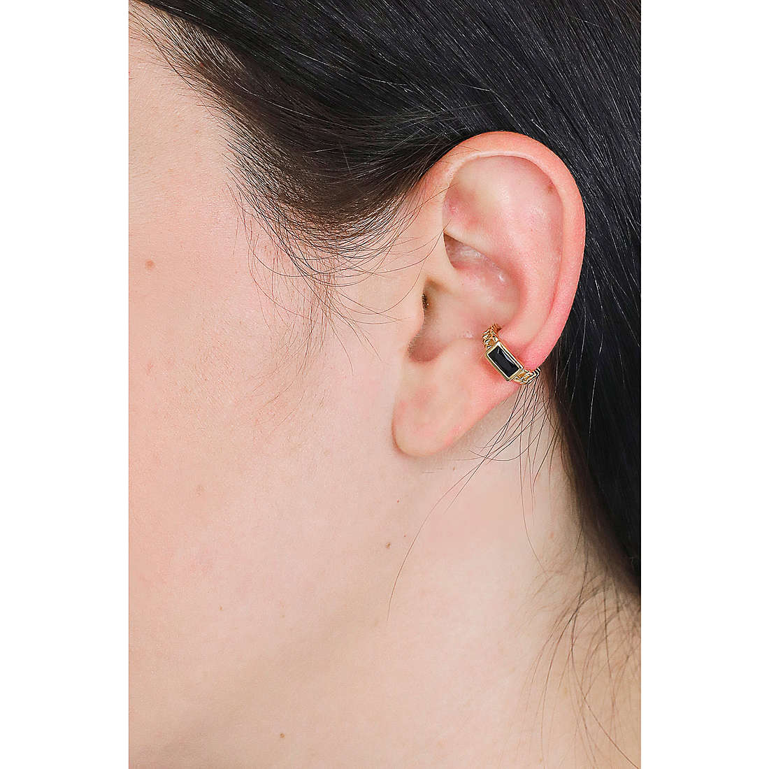 Rebecca earrings Golden ear woman SGEOON02 wearing