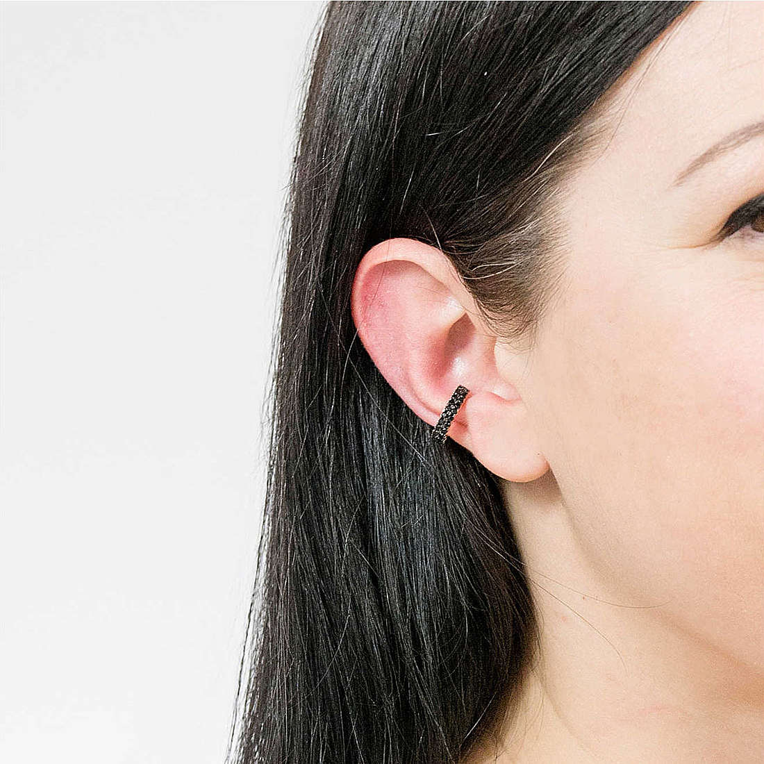 Rebecca earrings Golden ear woman SGEORN01 wearing