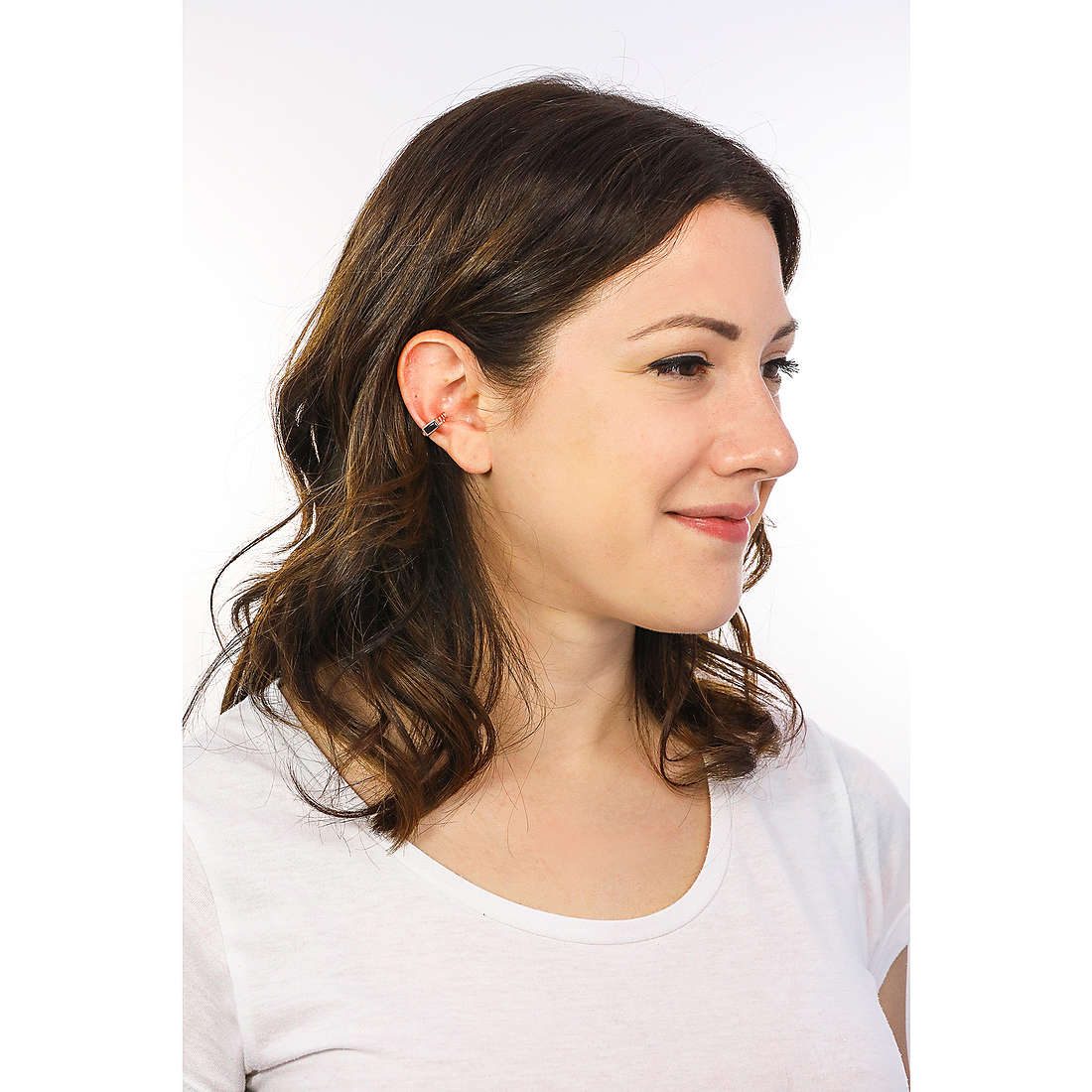 Rebecca earrings Golden ear woman SGEORN02 wearing