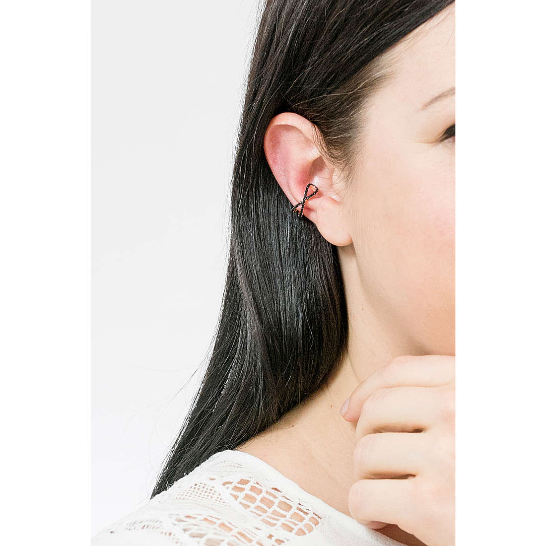 Rebecca earrings Golden ear woman SGEORN09 wearing